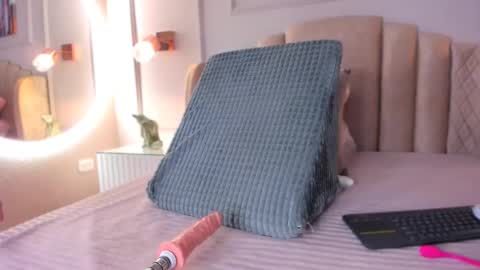 Snapshot of aria_greco chatting on February 9, 6:33 am Aria online show from February 9, 6:33 am