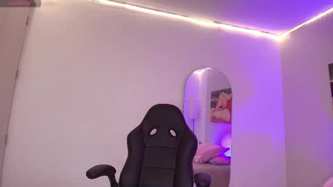 ariaa_vixen online show from December 15, 9:52 pm