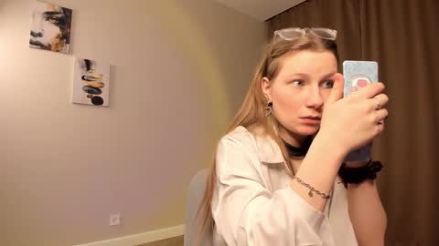 Snapshot of arianaabramek chatting on March 3, 7:42 pm Alice online show from March 3, 7:42 pm