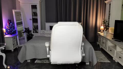 Snapshot of arianasage_ chatting on December 8, 5:01 pm Ana online show from December 8, 5:01 pm