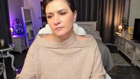 Snapshot of arianasage_ chatting on December 14, 9:29 am Ana online show from December 14, 9:29 am