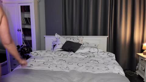 Snapshot of arianasage_ chatting on December 18, 3:00 pm Ana online show from December 18, 3:00 pm