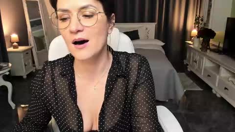 Snapshot of arianasage_ chatting on February 17, 3:31 pm Ana online show from February 17, 3:31 pm