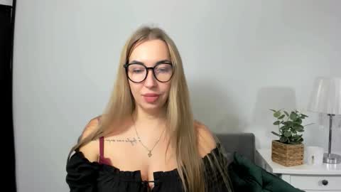 Snapshot of ariaswan chatting on October 27, 4:22 pm Aria online show from October 27, 4:22 pm