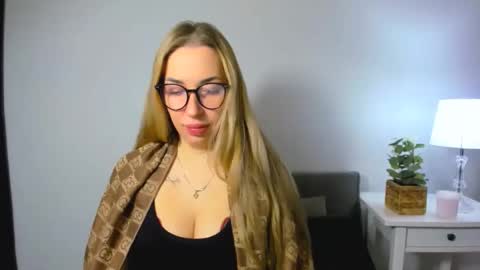 Snapshot of ariaswan chatting on November 28, 7:44 am Aria online show from November 28, 7:44 am