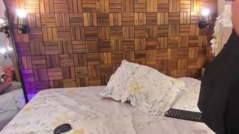 Snapshot of ariiaa_1 chatting on February 15, 1:21 am ARIANNA online show from February 15, 1:21 am