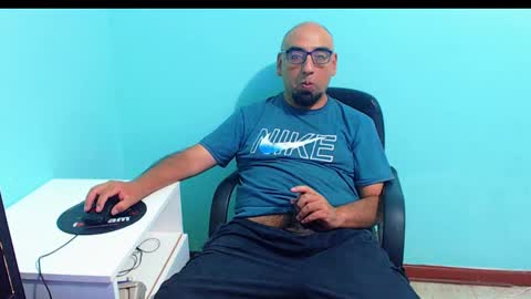 arnelux72 online show from February 9, 5:19 am