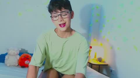 Snapshot of arnold_laurent chatting on February 24, 7:19 pm Arnold online show from February 24, 7:19 pm