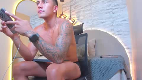 Snapshot of aron_bolt chatting on November 29, 2:58 am ARON BOLT online show from November 29, 2:58 am