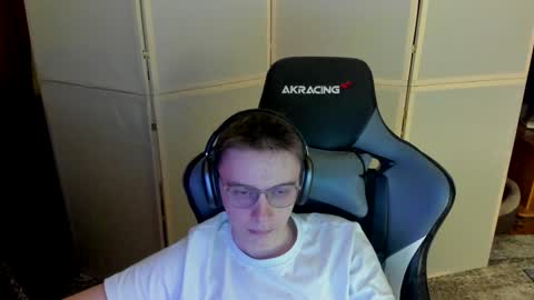 Snapshot of aron_neall chatting on December 14, 1:39 am biggest penis online show from December 14, 1:39 am