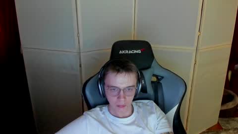 Snapshot of aron_neall chatting on December 15, 10:07 am biggest penis online show from December 15, 10:07 am