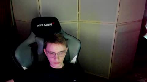 Snapshot of aron_neall chatting on December 23, 9:27 am biggest penis online show from December 23, 9:27 am