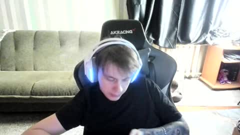 Snapshot of aron_neall chatting on December 15, 7:45 am biggest penis online show from December 15, 7:45 am