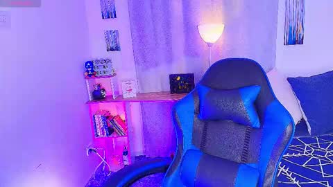 Snapshot of arontroy_wi chatting on November 20, 10:15 am noah and ivy online show from November 20, 10:15 am