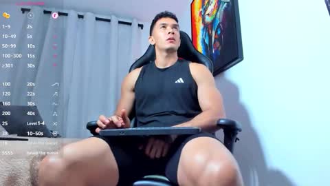 Snapshot of aronvillegas chatting on October 31, 1:39 am online show from October 31, 1:39 am