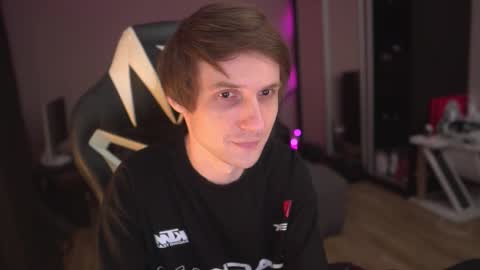 Snapshot of art_hunter chatting on December 14, 11:53 pm Alex online show from December 14, 11:53 pm