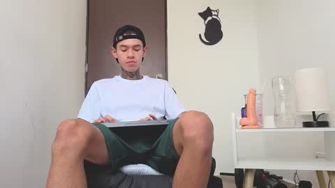 Snapshot of arteemiis chatting on November 18, 10:31 am online show from November 18, 10:31 am