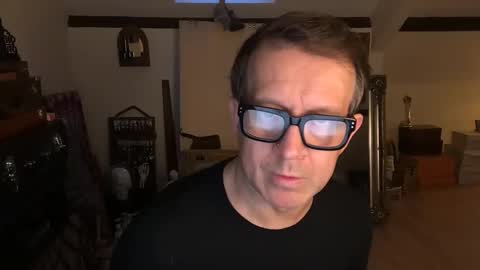 Snapshot of artisterotic chatting on December 22, 8:55 am artisterotic online show from December 22, 8:55 am