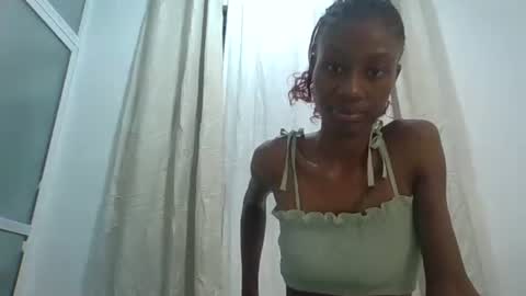 Snapshot of artmilk chatting on February 21, 1:06 am artmilk online show from February 21, 1:06 am