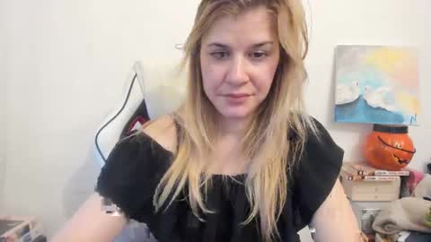 Snapshot of artsyandcraftsy_ chatting on February 26, 2:36 pm MIA online show from February 26, 2:36 pm