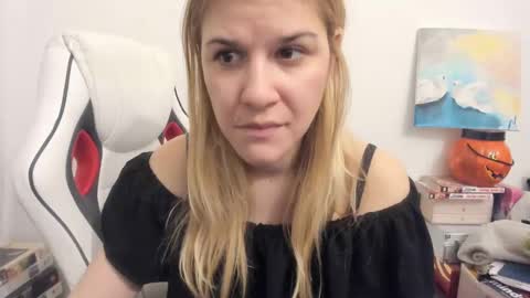 Snapshot of artsyandcraftsy_ chatting on February 26, 6:11 pm MIA online show from February 26, 6:11 pm