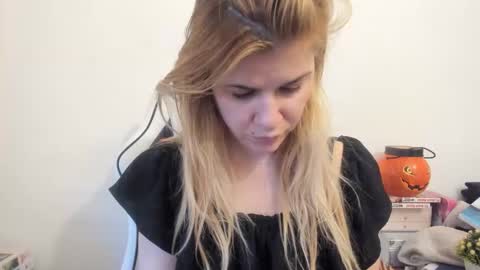 Snapshot of artsyandcraftsy_ chatting on February 27, 3:26 pm MIA online show from February 27, 3:26 pm