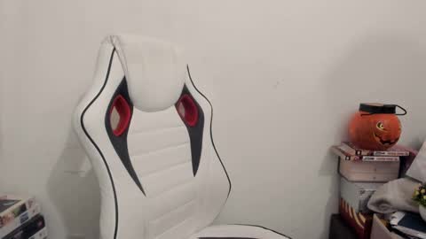 Snapshot of artsyandcraftsy_ chatting on February 27, 9:36 pm MIA online show from February 27, 9:36 pm