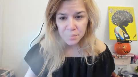 Snapshot of artsyandcraftsy_ chatting on February 28, 8:20 am MIA online show from February 28, 8:20 am