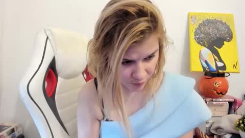 Snapshot of artsyandcraftsy_ chatting on February 28, 4:20 pm MIA online show from February 28, 4:20 pm