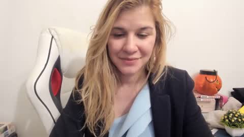 Snapshot of artsyandcraftsy_ chatting on March 1, 12:17 am MIA online show from March 1, 12:17 am