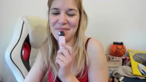 Snapshot of artsyandcraftsy_ chatting on March 1, 1:51 pm MIA online show from March 1, 1:51 pm