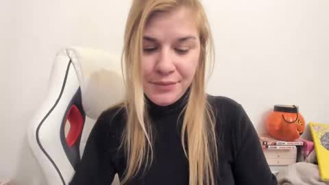 Snapshot of artsyandcraftsy_ chatting on March 1, 8:31 pm MIA online show from March 1, 8:31 pm