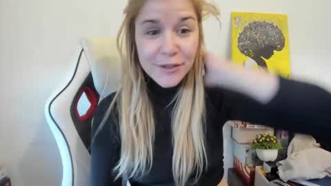 Snapshot of artsyandcraftsy_ chatting on March 2, 3:59 pm MIA online show from March 2, 3:59 pm