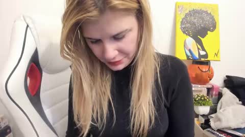 Snapshot of artsyandcraftsy_ chatting on March 2, 9:32 pm MIA online show from March 2, 9:32 pm