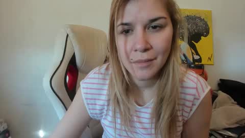 Snapshot of artsyandcraftsy_ chatting on March 3, 12:48 pm MIA online show from March 3, 12:48 pm