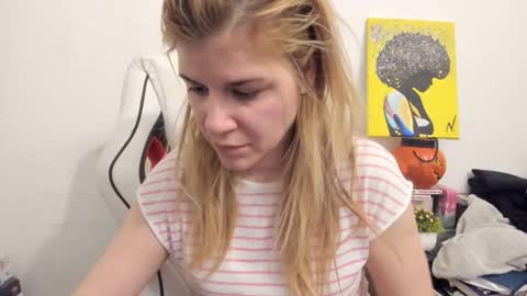 Snapshot of artsyandcraftsy_ chatting on March 3, 9:26 pm MIA online show from March 3, 9:26 pm