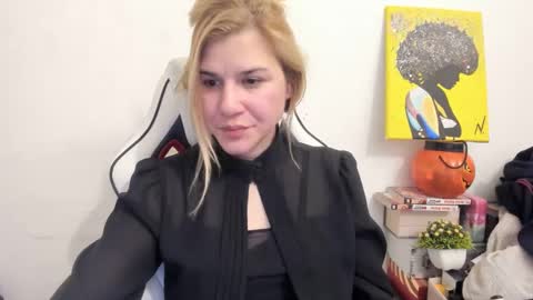 Snapshot of artsyandcraftsy_ chatting on March 4, 10:05 pm MIA online show from March 4, 10:05 pm