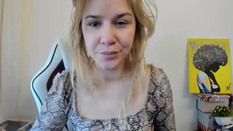 Snapshot of artsyandcraftsy_ chatting on March 8, 8:44 am MIA online show from March 8, 8:44 am