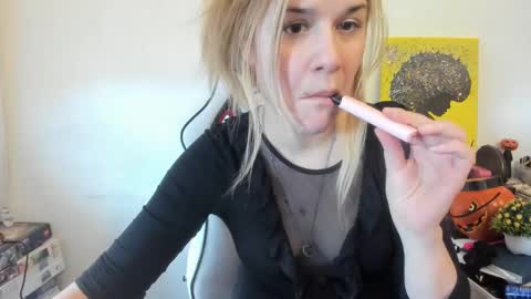 Snapshot of artsyandcraftsy_ chatting on March 10, 2:05 pm MIA online show from March 10, 2:05 pm