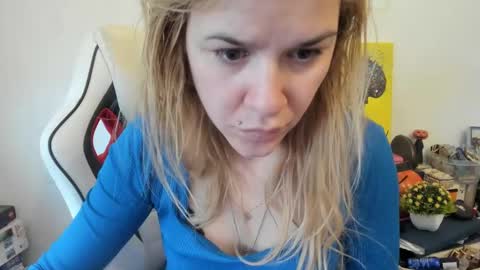 Snapshot of artsyandcraftsy_ chatting on March 11, 8:52 am MIA online show from March 11, 8:52 am