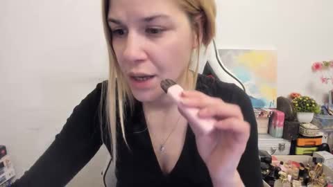 Snapshot of artsyandcraftsy_ chatting on March 11, 8:53 pm MIA online show from March 11, 8:53 pm