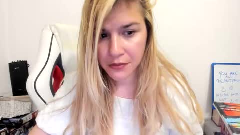 Snapshot of artsyandcraftsy_ chatting on September 11, 9:15 pm MIA online show from September 11, 9:15 pm