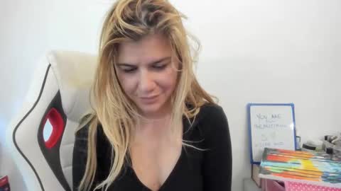 Snapshot of artsyandcraftsy_ chatting on September 13, 10:37 am MIA online show from September 13, 10:37 am