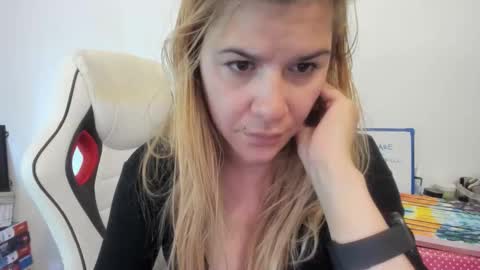 Snapshot of artsyandcraftsy_ chatting on September 14, 9:19 am MIA online show from September 14, 9:19 am