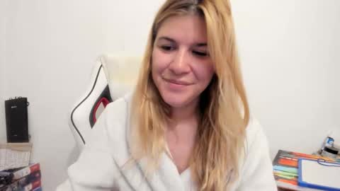 Snapshot of artsyandcraftsy_ chatting on September 15, 4:23 am MIA online show from September 15, 4:23 am