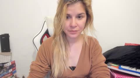 Snapshot of artsyandcraftsy_ chatting on September 15, 6:30 pm MIA online show from September 15, 6:30 pm