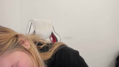 Snapshot of artsyandcraftsy_ chatting on September 19, 11:05 pm MIA online show from September 19, 11:05 pm