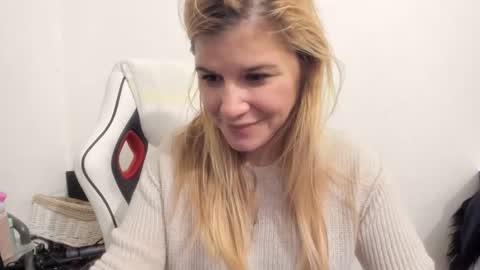 Snapshot of artsyandcraftsy_ chatting on September 20, 11:17 pm MIA online show from September 20, 11:17 pm