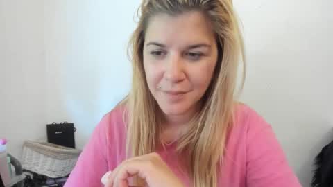 Snapshot of artsyandcraftsy_ chatting on September 21, 11:23 am MIA online show from September 21, 11:23 am