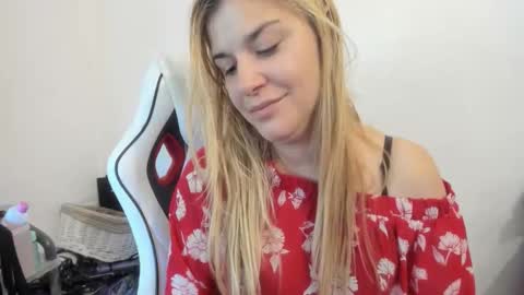 Snapshot of artsyandcraftsy_ chatting on September 22, 8:38 am MIA online show from September 22, 8:38 am